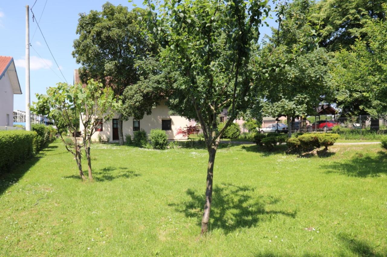 Maple Place Velika Gorica Esterno foto